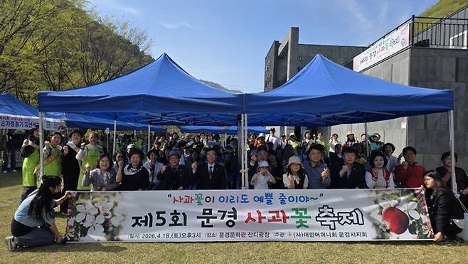 ▲ 축제 현장에서 진행된 야외음악회 모습. 지역 주민과 관광객들이 함께 공연을 관람하고 있다.