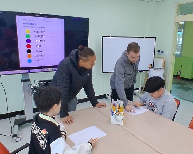 ▲ 의성군 옥전초등학교에서 열린 '옥전 Next Star 영어축구교실'에서 원어민 강사들이 학생들과 함께 영어 표현을 익히며 수업을 진행하고 있다. 의성교육청 제공