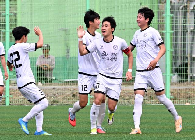 20일 함안스포츠타운 곶감구장에서 열린 ‘제65회 경남도민체육대회’ 축구 남자고등부 결승 창녕고와 보물섬남해U18의 경기에서 선취골을 넣은 창녕고 선수들이 환호하고 있다./성승건 기자/