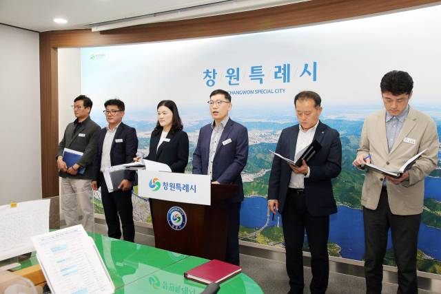 이재광 창원시 도시정책국장이 20일 시청 프레스센터에서 문화선도산단 조성사업 계획을 설명하고 있다./창원시/