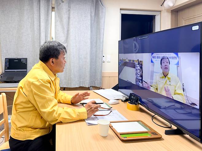20일 남한권 울릉군수가 독도 어민숙소에서 화상으로 군정 점검회의를 주재하고 있다.  <울릉군 제공>