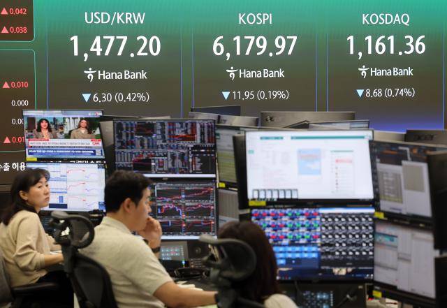 20일 서울 중구 하나은행 딜링룸에서 직원들이 업무를 보고 있다. [사진=연합뉴스]