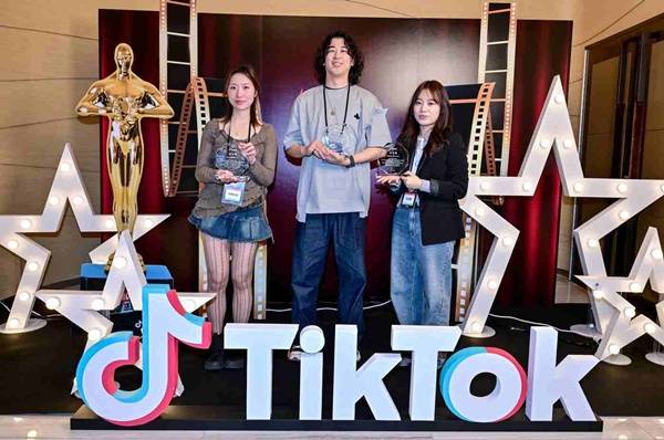 우수 크리에이터로 선정된 참가자들이 기념사진을 촬영하고 있다 (제공=틱톡)