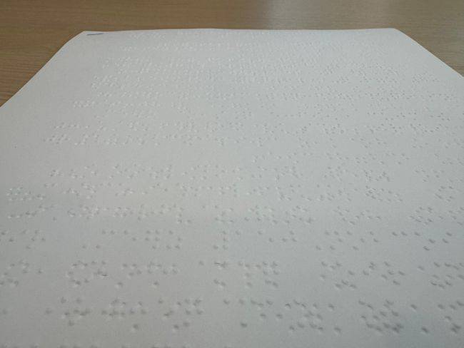 점자교안과 확대활자 교재가 20일 한국시각장애인복지관에서 열린 시각장애인 대상 금융교육 현장에 놓여 있다. / 제공=머니투데이방송MTN