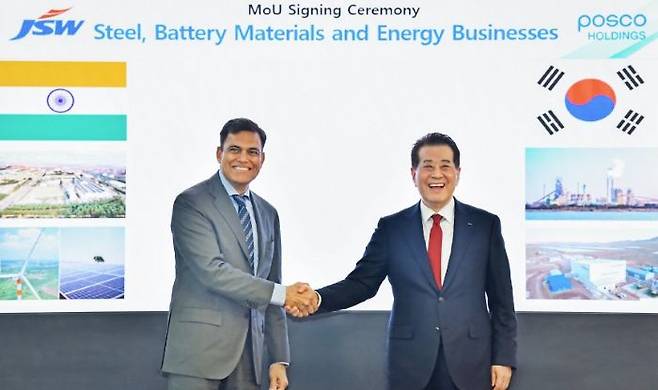 오른쪽부터 장인화 포스코그룹 회장, 사잔 진달 JSW그룹 회장/제공=포스코그룹