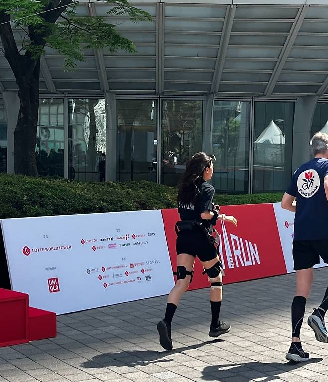 웨어러블 로봇을 차고 레이스를 시작하는 모습.(사진제공=롯데온)