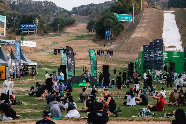 '코오롱 트레일 런 2026' 레이스가 끝난 후 휴식과 공연을 즐기는 참가자.(사진제공=코오롱FnC)