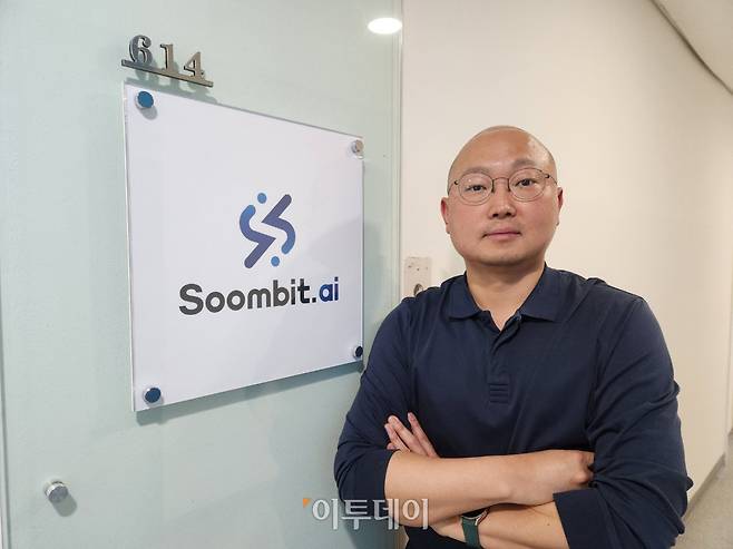 배웅 숨빗AI 대표가 최근 경기도 성남 판교 본사에서 진행된 본지와 인터뷰 후 포즈를 취하고 있다.(이상민 기자 imfactor@)