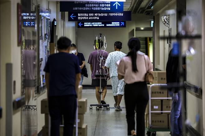 서울의 한 대학병원에서 환자가 이동하고 있다.(뉴시스)