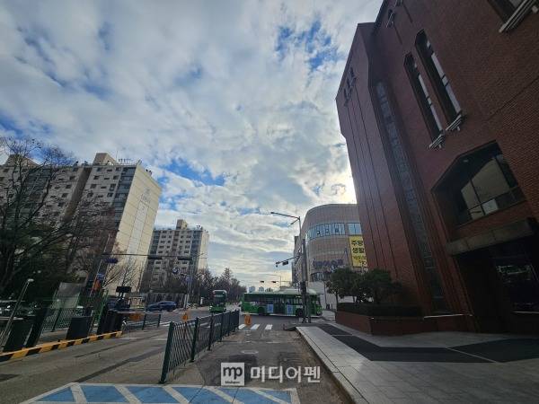 온누리교회(오른쪽 붉은 건물) 오른쪽에 신동아건설 주차장이 자리하고 있다. 교회 앞에는 재건축에 들어갈 신동아쇼핑몰./사진=미디어펜 서동영 기자