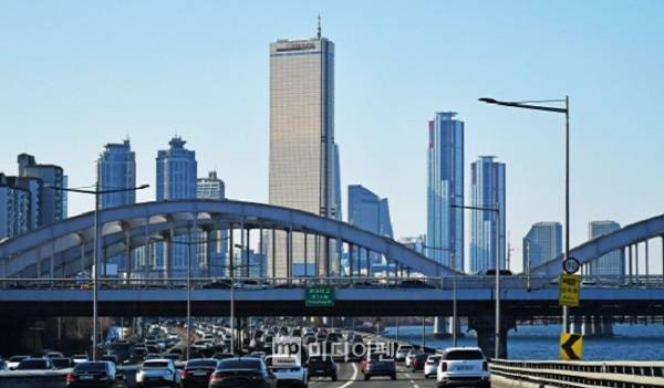 우리나라의 높은 상속세율로 인해 중견기업은 경영을 포기하는 사례가 나오고 있으며, 대기업도 부담이 커지고 있다. 사진은 서울 전경./사진=미디어펜 김상문 기자