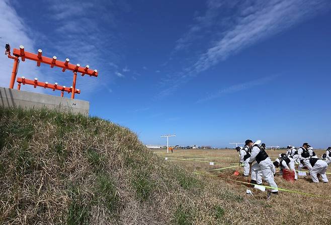 경찰과학수사대가 제주항공 무안참사 발생 16개월 만인 지난 13일 전남 무안국제공항&nbsp;콘크리트 구조 로컬라이저 인근에서 미수습 유해를 찾기 위해 재수색하고 있다. [사진=연합]