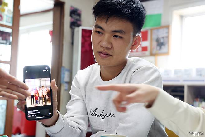 ▲ 14일 오후 경기도 오산 소금꽃나무 사무실에서 만난 응엔 반 뚜씨는 3년 전 형이 한국으로 떠나던 날 공항에서 함께 찍은 사진을 보여줬다. 그날이 마지막 만남이었다. <정기훈 기자>