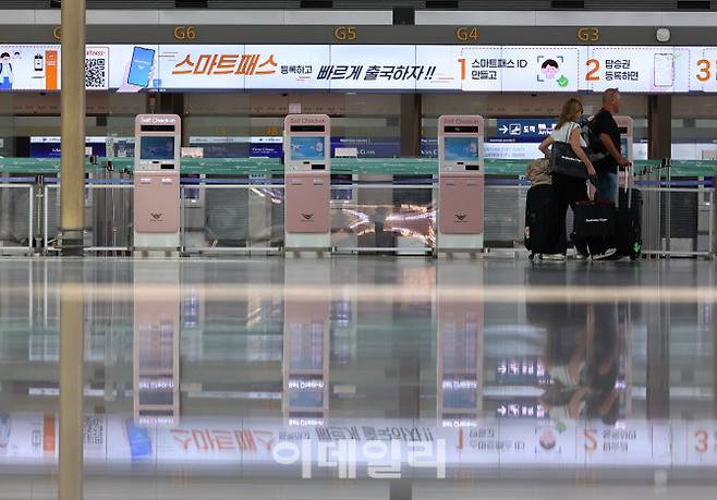중동 전쟁으로 인한 유류할증료 폭등과 고환율 여파로 여행심리 위축이 우려되고 있는 16일 인천국제공항 1터미털 출발층이 한산한 모습을 보이고 있다.(사진=뉴시스)