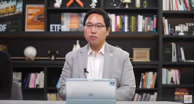 정의현 미래에셋자산운용 ETF운용본부장이 21일 웹세미나에서 ‘TIGER 반도체TOP10커버드콜액티브 상장지수펀드(ETF)’ 운용 전략을 설명하고 있다. (사진=TIGER ETF 유튜브 채널 갈무리)