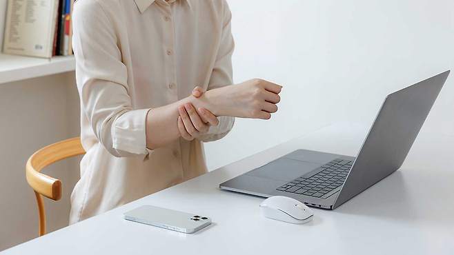 노트북, 스마트폰 사용으로 인한 다양한 손목 질환은 비수술 치료로 호전이 가능하다｜출처: 클립아트코리아