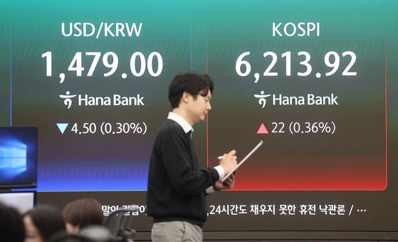 코스피가 상승 출발한 20일 서울 중구 하나은행 딜링룸에서 직원들이 업무를 보고 있다. 〈사진=연합뉴스〉
