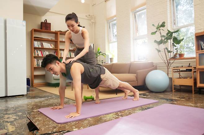 팔굽혀펴기는 상체 근육과 코어 근육을 동시에 사용해 기능적이고 효율적인 근력 운동으로 꼽힌다. 사진=게티이미지뱅크