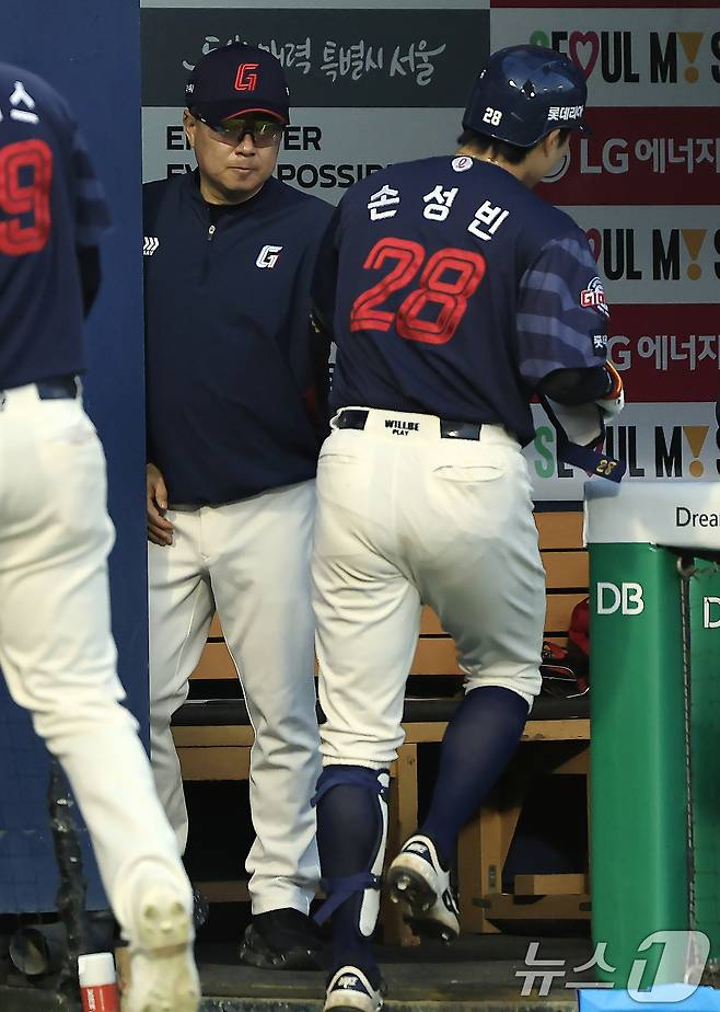 김태형 롯데 자이언츠 감독(가운데). 2026.4.15 ⓒ 뉴스1 박정호 기자