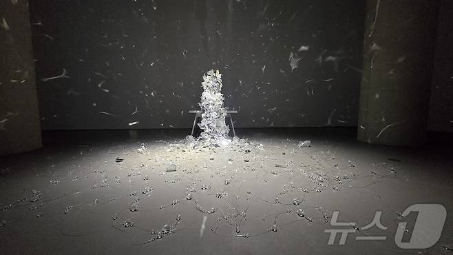 아모레퍼시픽에서 진행 중인 현대미술 소장품 특별전. 이불의 '비밀공유자'(2012).  ⓒ 뉴스1 최소망