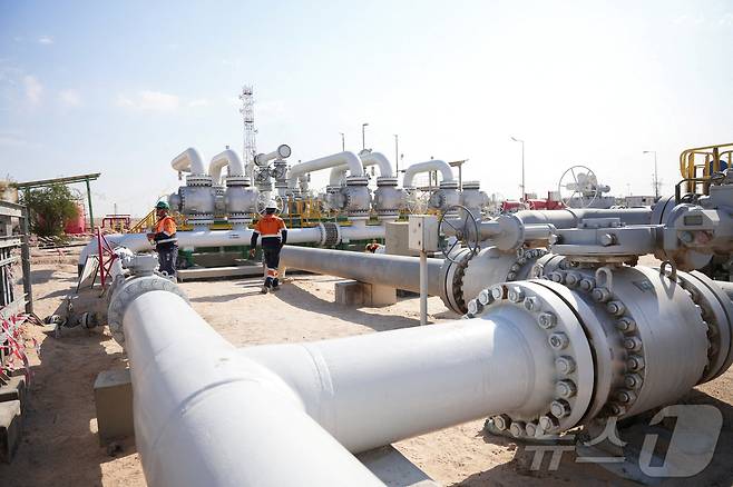 2026년 3월 4일 이라크 바스라의 루마일라 유전에서 노동자들이 파이프라인 위를 걷고 있다. 2026.3.11. ⓒ 뉴스1 ⓒ 로이터=뉴스1
