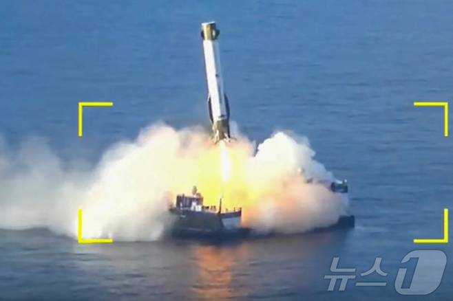 19일(현지시간) 블루오리진이 방송한 뉴 글렌 로켓 부스터가 대서양 해상 플랫폼에 착륙하는 장면 (출처=블루오리진) ⓒ AFP=뉴스1