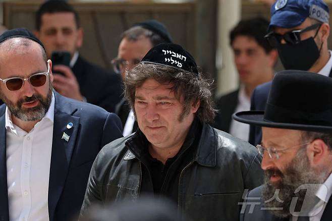 아르헨티나 대통령 하비에르 밀레이(가운데)가 2026년 4월 19일 예루살렘 구시가지의 서쪽 벽을 방문하고 있다.2026.04.19.ⓒ AFP=뉴스1