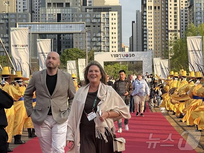 한강 위에 자리한 서울 서초구 세빛섬에서 진행된 버츄오소 심포지움  환영 퍼포먼스ⓒ 뉴스1 윤슬빈 관광전문기자