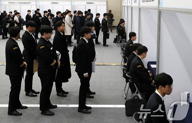 10일 부산 동구 부산항국제전시컨벤션센터에서 열린 '2026 해운선사 해기사 취업박람회'에서 구직자들이 면접을 보기 위해 줄지어 서 있다.(자료사진) 2026.2.10 ⓒ 뉴스1 윤일지 기자