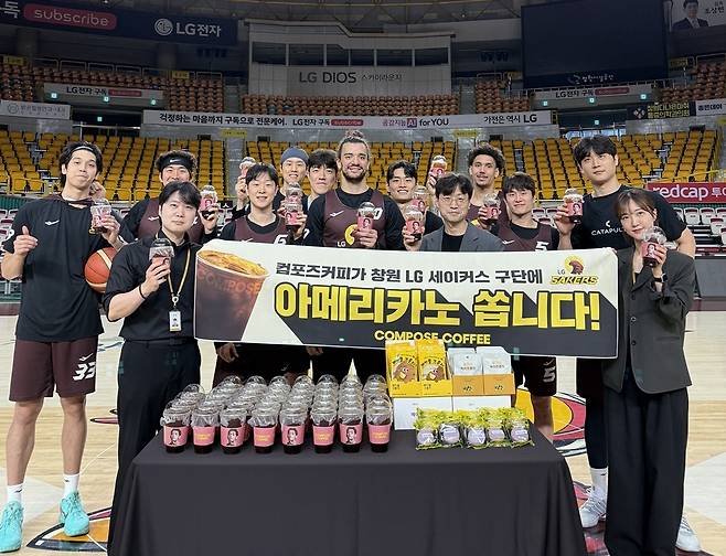 컴포즈커피가 17일 창원 LG 세이커스의 홈구장인 창원실내체육관을 방문해 아셈 마레이(Assem Marei) 선수와 선수단 및 관계자들을 위해 커피와 디저트를 지원했다.(컴포즈커피 제공)