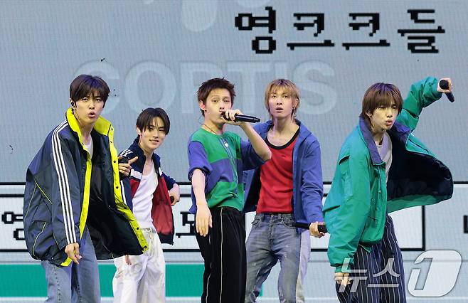 그룹 코르티스(CORTIS)의 이 20일 서울 광진구 예스24라이브홀에서 열린 미니 2집 'GREENGREEN'(그린그린) 발매 쇼케이스에서 수록곡 '영 크리에이터 크루'('영크크')를 선보이고 있다. ⓒ 뉴스1 권현진 기자
