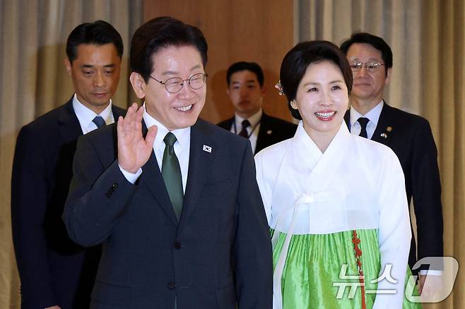인도를 국빈 방문 중인 이재명 대통령과 김혜경 여사가 19일 뉴델리의 한 호텔에서 열린 동포 만찬 간담회에 입장하고 있다. 2026.4.19 ⓒ 뉴스1 이재명 기자