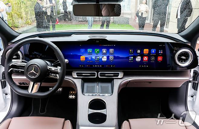 20일 서울 강남구 안다즈 서울강남에서 열린 메르세데스-벤츠의 신차 공개 행사에 세계 최초로 공개되는 ‘디 올-뉴 일렉트릭 C클래스’가 전시되어 있다. ‘디 올-뉴 일렉트릭 C클래스’는 벤츠 글로벌 시장 주요 제품 C클래스의 순수 전기차 모델로 기존 C클래스가 가진 우아함과 주행 성능을 전동화 플랫폼에 그대로 녹여 내면서도 최신 IT 기술에 민감한 한국 소비자들의 눈높이에 맞춘 혁신적인 기술력을 대거 선보일 것으로 알려졌다. 2026.4.20 ⓒ 뉴스1 김진환 기자