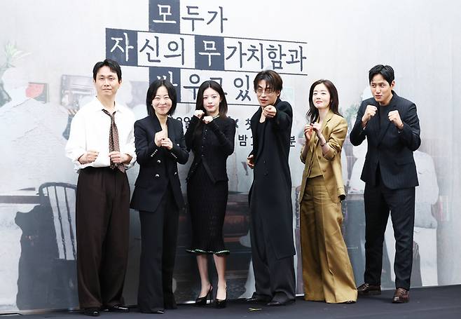 ‘모두가 자신의 무가치함과 싸우고 있다’의 주역들. 사진|연합뉴스