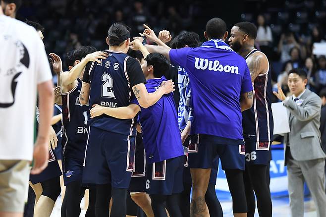 KCC 선수들이 17일 부산 사직체육관에서 열린 2025~2026 LG전자 프로농구 6강 플레이오프 3차전 DB와 경기에서 승리하며 4강에 오른 후 기뻐하고 있다. 사진 | KBL