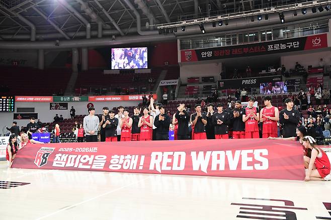 정관장 선수단이 8일 안양정관장아레나에서 열린 2025~2026 LG전자 프로농구 정규리그 최종전 SK와 경기를 마친 후 플레이오프 출정식을 하고 있다. 사진 | KBL