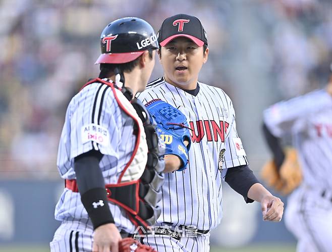 LG 투수 송승기가 1일 서울 잠실구장에서 열린 2026 KBO리그 KIA전 1회 투구 후 더그아웃으로 들어오며 포수 박동원과 이야기를 나누고 있다. 잠실 | 최승섭기자 thunder@sportsseoul.com