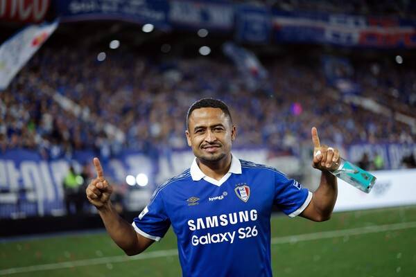 경기 후 포즈를 취하는 산토스. /사진=슛포러브