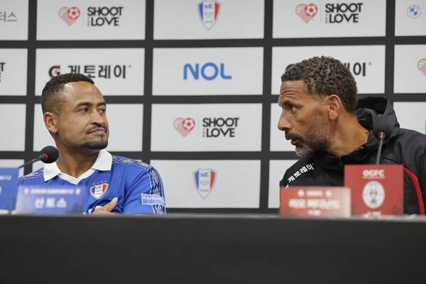 경기 후 기자회견장에서 인터뷰하는 산토스(왼쪽)와 퍼디난드. /사진=슛포러브