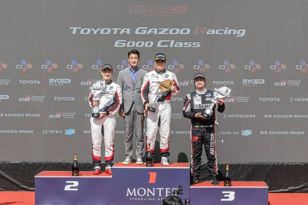 지난 18일 열린 1라운드에서는 금호 SL모터스포츠팀 이창욱 선수와 이정우선수가 각각 1위와 2위를 차지하며 팀 원투 피니시를 기록했다. /사진=금호타이어