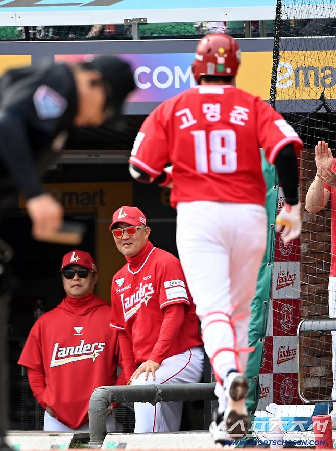 29일 인천SSG랜더스필드에서 열린 KIA와 SSG의 경기. 4회말 SSG 고명준이 솔로홈런을 치고 이숭용 감독의 환영을 받고 있다. 고명준의 연타석 홈런이다. 인천=허상욱 기자wook@sportschosun.com/2026.03.29/