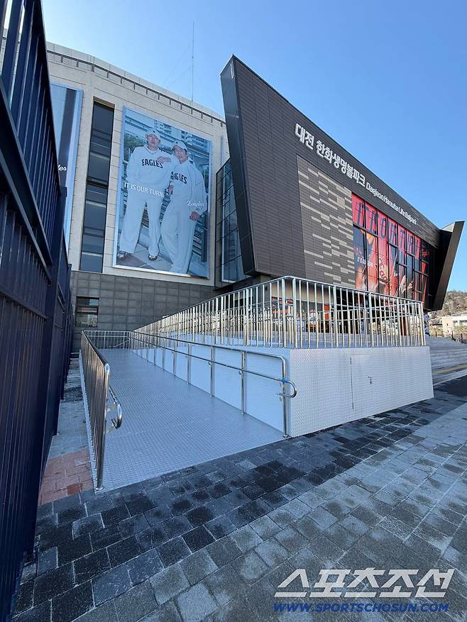 한화생명볼파크 메인게이트로 올라갈 수 있는 휠체어 이용자 슬로프. 대전=이종서 기자