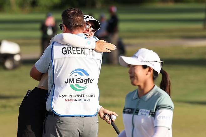 Hannah Green and her caddie David Buhai, back left, embrace as Jin Hee Im, front right, looks on after Green wins the LPGA JM Eagle LA Championship golf tournament at El Caballero Country Club Sunday, April 19, 2026, in Los Angeles. (AP Photo/Jessie Alcheh)







<저작권자(c) 연합뉴스, 무단 전재-재배포, AI 학습 및 활용 금지>