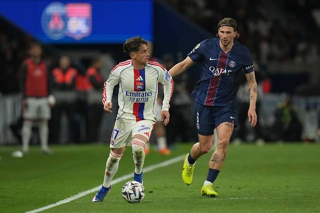 리옹전에 나선 자바르니(오른쪽)  AP<저작권자(c) 연합뉴스, 무단 전재-재배포, AI 학습 및 활용 금지>