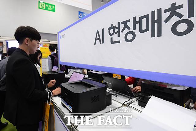 AI(인공지능) 기술이 확산하는 가운데 이를 노동의 대체재가 아닌 인간의 잠재력을 높이는 지렛대로 삼아야 한다는 의견이 나오고 있다. /더팩트 DB