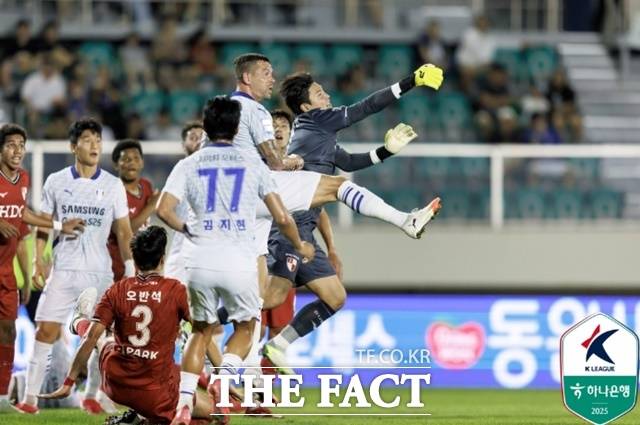 25일 펼쳐지는 수원삼성과 부산 아이파크의 '1위 쟁탈전'은 올 시즌 초반 최고의 '빅 매치'로 평가되고 있다. 사진은 지난해 두 팀의 경기 장면./K리그