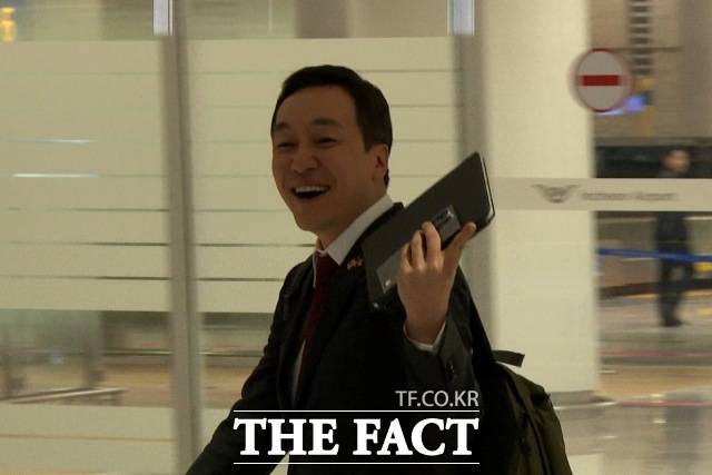 국민의힘 장동혁 대표의 방미 일정에 동행한 김민수 최고위원이 20일 새벽 인천국제공항을 통해 귀국하고 있다. /인천국제공항=김기범 기자