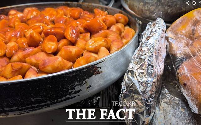 20일 '오승혁의 '현장'은 외국인 유튜버가 "물을 달라"고 하자 생수를 별도로 2000원에 판매해 논란이 일고 있는 광장시장 현장을 찾았다. /광장시장=오승혁 기자