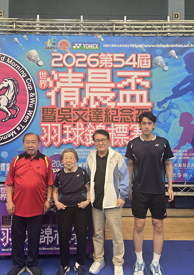 동승통상 요넥스코리아 김철웅 회장이 합성 셔틀콕이 처음 공식 사용구로 채택된 대만 모닝컵을 참관했다. 대회 현장에서 모닝컵 창설자인 대만 배드민턴의 아버지 우원다 선생의 부인과 함께한 김철웅 회장. 김철웅 회장 제공