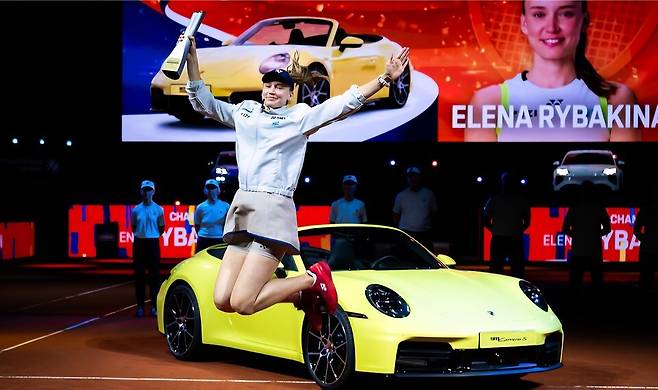 엘레나 리바키나의 우승 세리머니. 출처 포르쉐 테니스